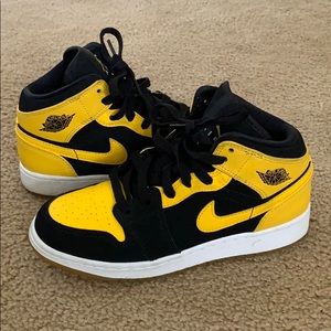 Yellow and Black Jordan 1s size 4